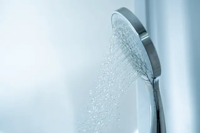 Verkalkte Duschköpfe lassen sich im Handumdrehen reinigen. | Foto: Tobias/stock.adobe.com