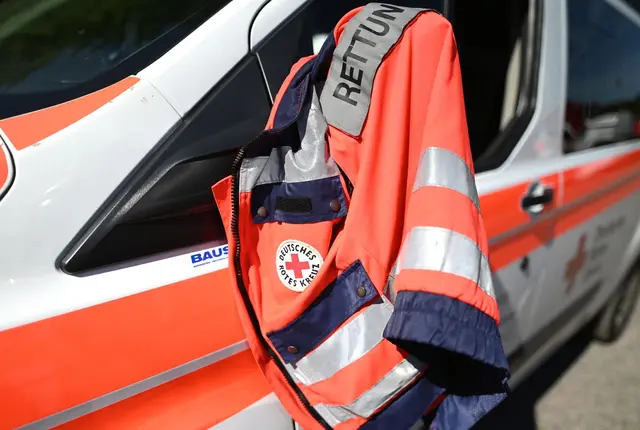 Die Rettungskräfte brachten den Schwerverletzten in ein Krankenhaus. (Symbolbild) | Foto: Patrick Seeger/dpa