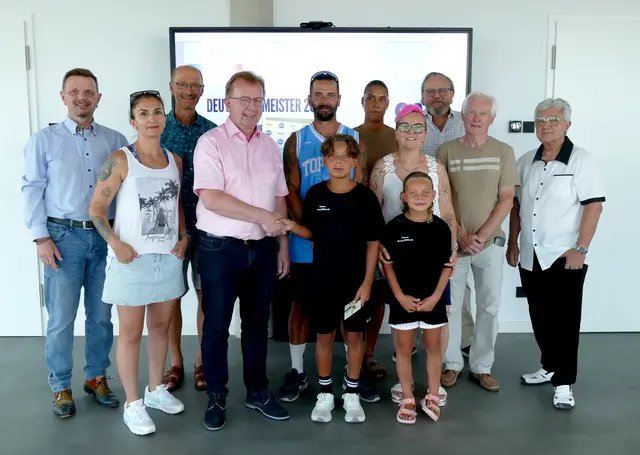 Feiern gemeinsam den Meisterschaftstitel (v. l.) Alfred Schmidt, Danny Dechant, Peter Lichtenthäler, Bürgermeister Matthias Baaß, Sascha Lang, Sam Edinger, Manuela Edinger, Manuela Kohr, Ella Edinger, Andreas Bartelt, Manfred Winkenbach, Hayrettin Vanli | Foto: Stadt Viernheim