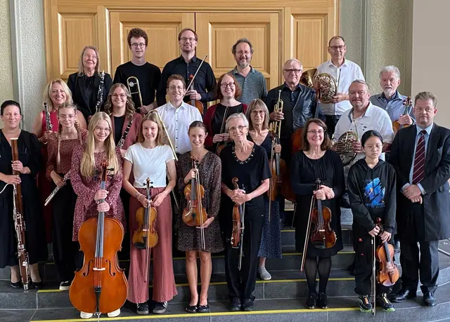 Vor Konzertbeginn füllt sich der Saal im Kulturforum Alte Post, viele Besucherinnen und Besucher kommen für einen kostenlosen Musikabend vorbei. | Foto: Stadt Pirmasens