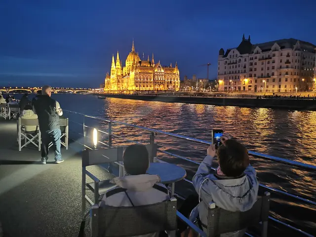 Bei einer Schifffahrt rund um die Margariteninsel in der Donau zeigte der Kapitän den Gästen das beeindruckend beleuchtete Budapest.  | Foto: Ulrich Arndt