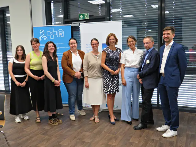 v.l.n.r.: Hanna Tiesler vom Frauenhaus, Lea Wagner von Wildwasser, Jana Mohr vom Polizeipräsidium Rheinpfalz, Rechtsmedizinerin Leila Malolepszy, Prof. Dr. Tanja Germerott von der Universitätsmedizin Mainz, Frauenministerin Sabine Bätzing-Lichtenthäler, Dr. Eefje Barber vom Klinikum Ludwigshafen, PD. Dr. Klaus Baumann vom Klinikum Ludwigshafen, Dr. Peter Brenk vom Klinikum Ludwigshafen | Foto: Brigitte Melder