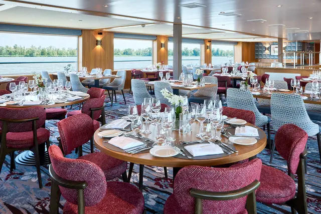 Die luxuriöse Ausstattung der MS Swiss Splendor - hier das elegante Restaurant - lässt bei der Wochenblatt-Leserreise 2027 keine Wünsche offen.  | Foto: Scylla 