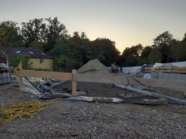 "Baugenehmigung erteilt" prangt auf dem Bauzaun. Die Baustelle grenzt direkt ans Maudacher Bruch. | Foto: JG