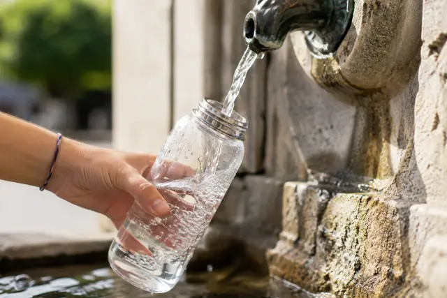 Trinkwasserbrunnen sind eine wichtige Komponente der Hitzeschutz-Konzepte in deutschen Städten | Foto: Heike Schwitalla (bearbeitet mit KI)