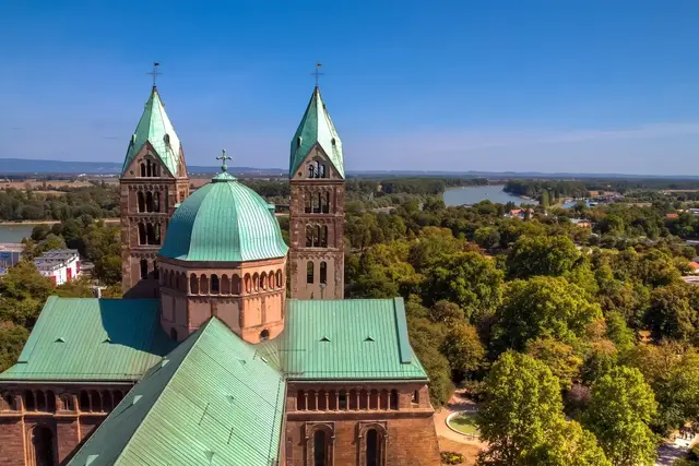 Auch an heißen Sommertagen weht auf der Aussichtsplattform im Südwestturm ein kühles Lüftchen. Belohnt wird man außerdem in Richtung Osten mit diesem Ausblick.
 | Foto: Domkapitel Speyer/Der Pilger/Conny Conrad