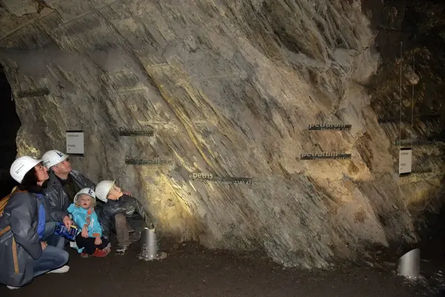 Das Schieferbergwerk Mayen bietet mit seinem 16 Meter tiefen Stollen-Labyrinth ein Ausflugsziel für die ganze Familie. (Archivbild) | Foto: Thomas Frey/dpa