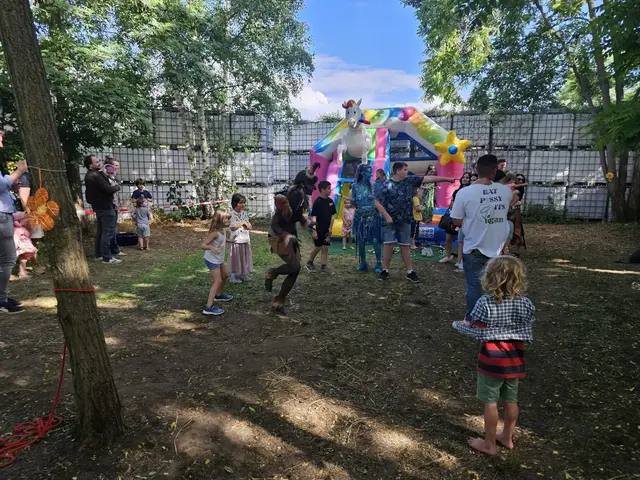 Auch die jüngsten Besucher kommen auf ihre Kosten: Neben Musik und Kunst gibt es beim „Schneckentempo“-Festival wieder eine Kinder Area mit Hüpfburg. | Foto: Eva Bender