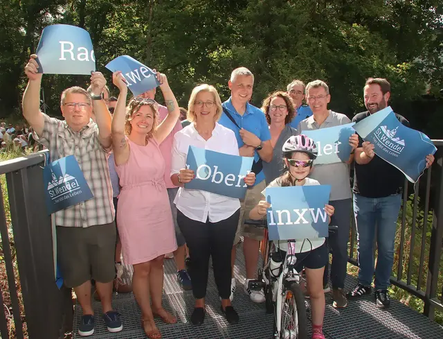 St. Wendels Bürgermeister Peter Klär (zweiter von rechts) eröffnete gemeinsam mit Ministerpräsidentin Anke Rehlinger (dritte von links) offiziell den Radweg zwischen St. Wendel und Oberlinxweiler. Mit dabei (erste Reihe, vlnr.): Dirk Schmidt (Ortsvorsteher Oberlinxweiler), Réka Klein (MdL des Saarlandes), Andreas Leyerle (Ortsvorsteher St. Wendel), Elisabeth Krob (Erste Beigeordnete der Kreisstadt St. Wendel), Sebastian Schorr (MdL des Saarlandes).      | Foto: Kreisstadt St. Wendel / Josef Bonenberger