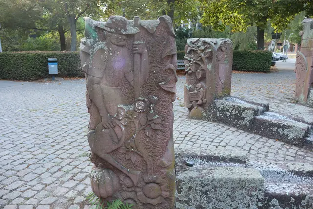 Die Gartenstadtidee festgehalten in Stein: Arbeiter sollten dort gesunde Wohnverhältnisse finden, die auch in Ludwigshafen um 1900 in Slums, Hinterhöfen, Kasernen lebten oder obdachlos waren, als Wochenendheimkehrer im Wald übernachteten. Gartenarbeit sollte vor Entfremdung schützen.  | Foto: JG