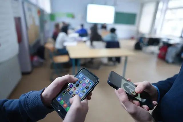Die neuen Handy-Regen gelten bis Schülerinnen und Schüler bis einschließlich Klasse 10. (Archivbild) | Foto: Marcus Brandt/dpa