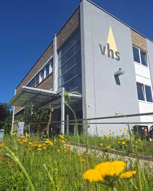 Am Wochenmarkt in Pirmasens können Besucherinnen und Besucher Infos zum neuen VHS-Programm direkt am Stand mitnehmen. | Foto: Stadt Pirmasens