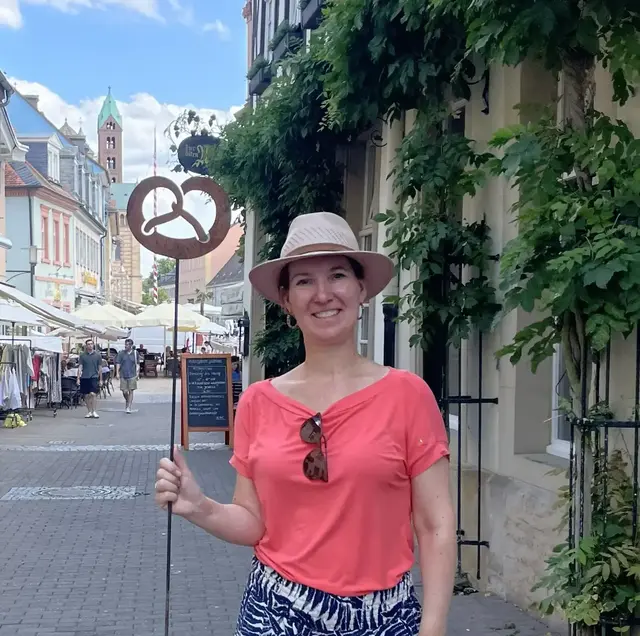 Autorin und Gästeführerin Katja Edelmann lädt im August und September zu Glücksorte-Spaziergängen in Speyer ein. Es gibt Termine in der Innenstadt und im Industriehof. | Foto: Katja Edelmann