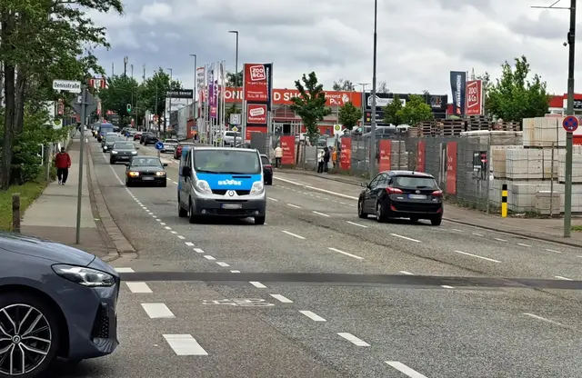 In der Merkurstraße wird die Asphaltdecke erneuert. Wer stadteinwärts fährt, muss während der Bauarbeiten eine Umleitung in Kauf nehmen | Foto: Monika Klein
