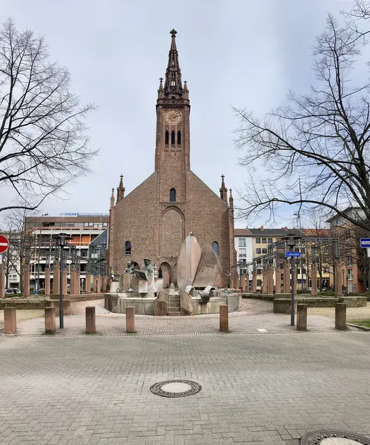Skulptur und Lutherkirche: Ein offener Literaturabend bringt Menschen auf dem Lutherplatz zusammen. | Foto: Max Heidger