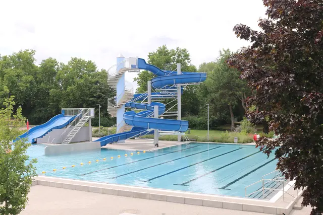 Wer abends noch Bahnen ziehen will, kann im Freibad Willersinnweiher ausnahmsweise auch nachts schwimmen. | Foto: Gisela Böhmer
