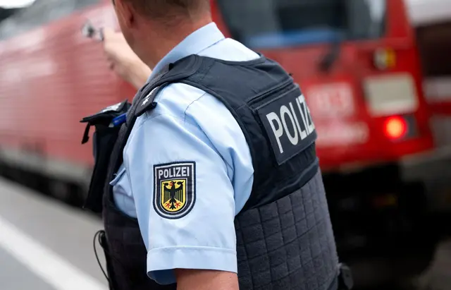 Eine Streife der Bundespolizei nahm den Mann vorläufig fest. (Symbolbild) | Foto: Sven Hoppe/dpa