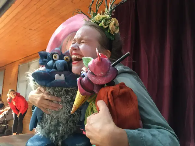 Anne Ebel bringt mit ihren Puppen Elwie und Dritsch ein pfälzisches Waldabenteuer auf die Bühne. | Foto: PWV Hambach