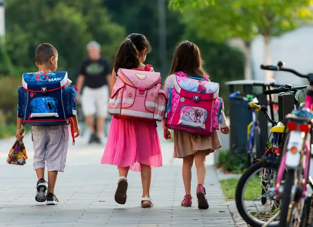 Etwas mehr als ein Drittel der Schülerinnen und Schüler lief oder radelte 2024 zur Schule. (Symbolbild) | Foto: Monika Skolimowska/dpa/dpa-tmn
