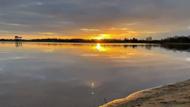 Epplesee Karlsruhe: Abends wird es ruhig am Wasser. Tagsüber strömen die Badegäste nur so zu dem beliebten Ausflugsziel. | Foto: Thorsten Kornmann