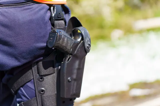 Ein 41-jähriger Mann wurde durch Schüsse eines Polizeibeamten lebensgefährlich verletzt, nachdem er die Einsatzkräfte laut Ermittlern mit einem Spaten bedroht haben soll. | Foto: Kim Rileit