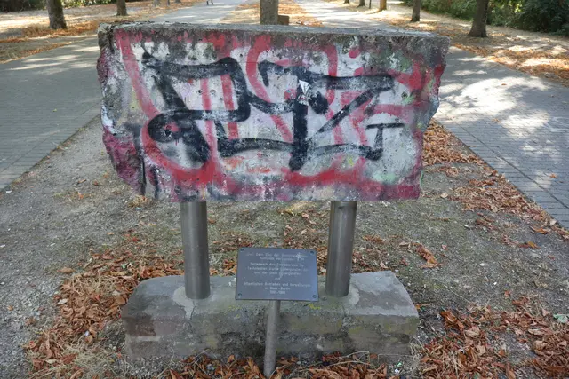 Jede Stadt, die etwas auf sich hielt, erwarb Anfang der 90er ein Stück Mauer aus Berlin.  | Foto: JG
