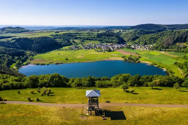 Schwimmen in der Natur - im Bundesland gibt es einige Möglichkeiten dafür. (Symbolfoto)  | Foto: Dominik Ketz/Gesundland Vulkaneifel GmbH (CC BY SA 4.0)/dpa