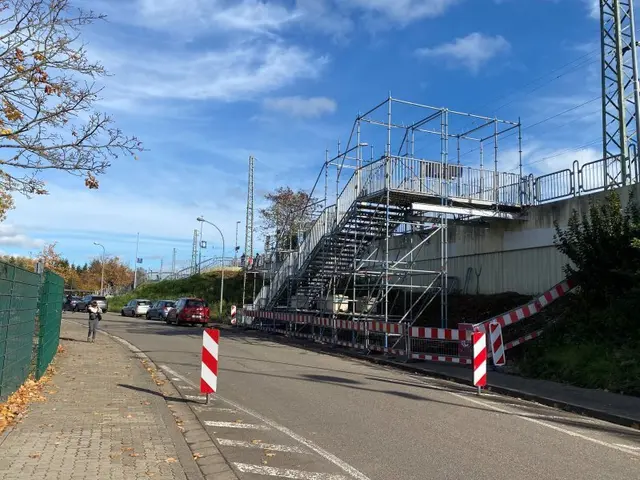 Wer am Bahnhof Böbig den Bus nutzen will, findet die Haltestelle vorerst an einer Ersatzstelle. | Foto: Stadt Neustadt