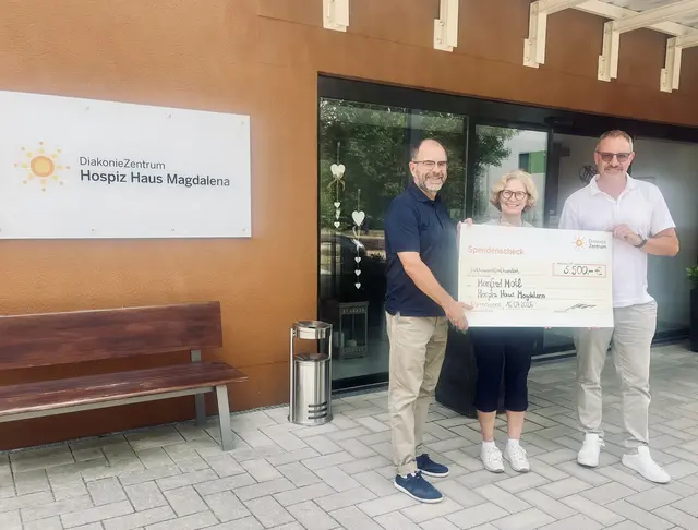 Spendenübergabe für das Hospiz Haus Magdalena am 16. Juli 2026 v. l.: Carsten Steuer (Kaufmännischer Vorstand im DiakonieZentrum Pirmasens), Nicole Stein (Stell- vertretende Einrichtungsleitung im Hospiz Haus Magdalena), Manfred Motl (Geschäftsführender Gesellschafter der Sport-Tec GmbH) | Foto: Sport-Tec GmbH