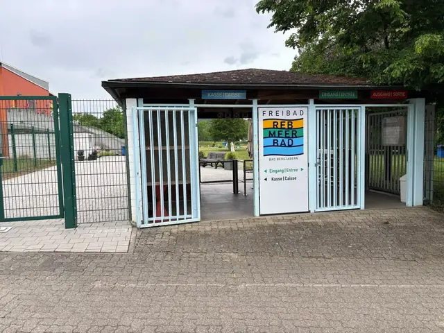 Das Freibad in Bad Bergzabern ist mit seinen Sport-, Familien- und Freizeitangeboten ein beliebter Ort für einen Besuch .  | Foto: Thorsten Kornmann
