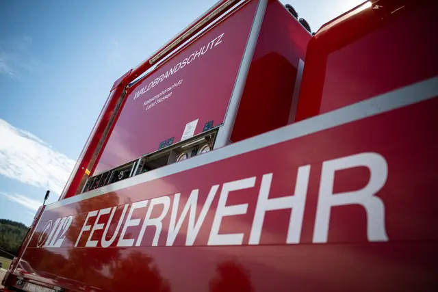 Wegn eines brennenden Lastwagens kam es zu einer Vollsperrung auf der A6. (Symbolbild) | Foto: Hannes P. Albert/dpa