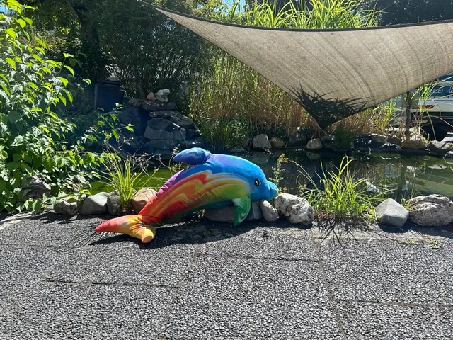 Wer das Delfin-Kuscheltier vermisst, kann sich bei der Polizei melden. | Foto: --/Polizeiinspektion Andernach/dpa