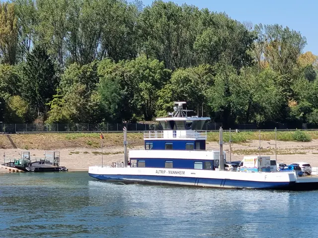 Wegen des Niedrigwassers gelten auf der Rheinfähre Altrip derzeit Einschränkungen für Fahrzeuge. | Foto: BAS