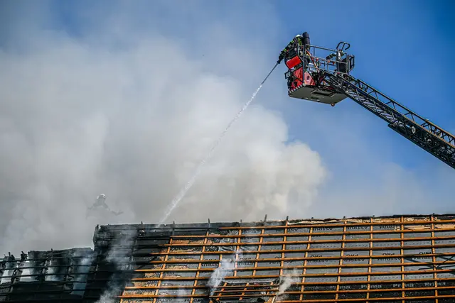 Die Feuerwehr ist bei einem Brand in Schwäbisch Gmünd im Einsatz. | Foto: Marius Bulling/onw-images/dpa