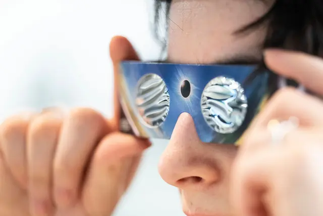 Am 12. August wird in Deutschland eine partielle Sonnenfinsternis zu sehen sein. Um sie zu sehen, sollte man sich eine Schutzbrille besorgen. | Foto: Marijan Murat/dpa