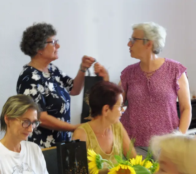 Judith Gerlach überreicht ein Geschenk an Pfarrerin Martina Horak-Werz | Foto: Berty Weisbarth