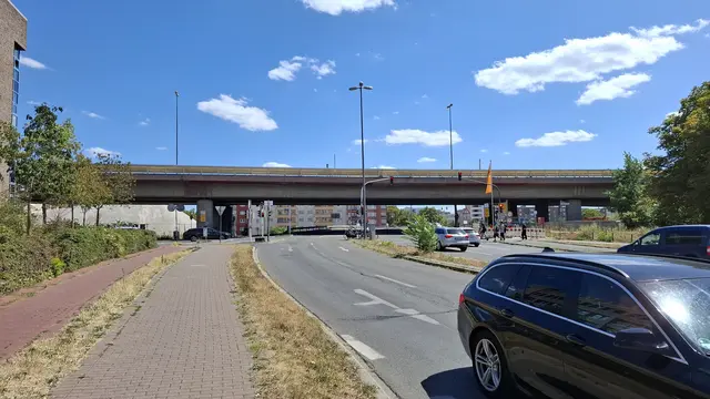 Die Brgm.-Grünzweig-Straße kurz vor der Stelle, an der sie zukünftig in die Helmut-Kohl-Allee einmünden soll. Eine Planvariante der Verwaltung sieht vor, dass an dieser Stelle Radfahrer*innen auf der Pendler-Radroute die ampelgeregelte Grünzweig-Straße queren müssen, um dann mit einem Zwischenhalt auf der Mittelinsel die Kohl-Allee queren zu können. Es müssen also drei Ampeln überwunden werden. | Foto: Foto: VCD Ludwigshafen-Vorderpfalz