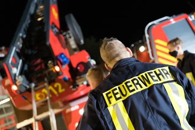 Während der Löscharbeiten kam es zeitweise zu Straßensperrungen. Insgesamt waren rund 60 Feuerwehrleute sowie Polizei, Rettungsdienst und Kriminalpolizei im Einsatz. | Foto: Christian Schwier/stock.adobe.com