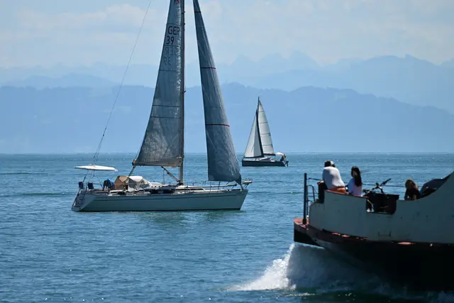 Ein Boot gerät vor der Insel Mainau auf dem Bodensee in Brand. Drei Menschen werden gerettet. (Symbolbild) | Foto: Felix Kästle/dpa
