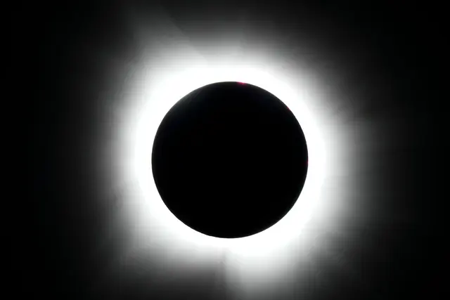 Für die Sonnenfinsternis braucht es einen möglichst wolkenlosen Blick. (Archivbild) | Foto: Julio Cortez/AP/dpa-tmn