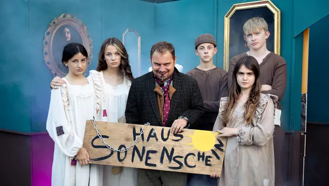 Ein Stück voller schwarzem Humor, liebenswertem Chaos und morbidem Charme wartet auf das Publikum. 
Hier: Der Leiter des Waisenhauses Sonnenschein hat nur den eigenen Profit im Auge. | Foto: Sebastian Sattler