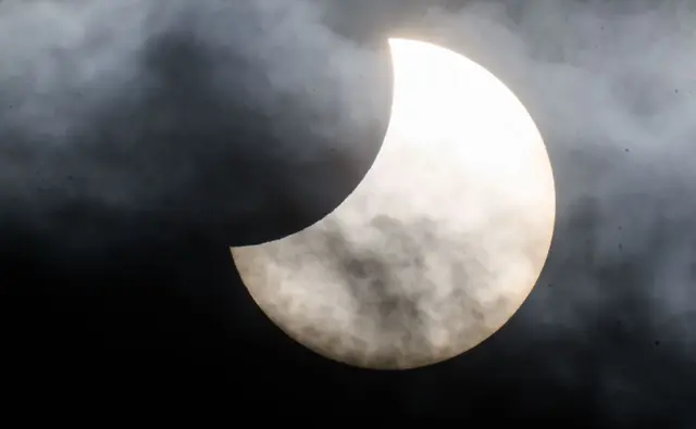 Sonnenfinsternisse entstehen, wenn sich der Mond von der Erde aus gesehen vor die Sonne schiebt. (Archivbild) | Foto: Julian Stratenschulte/dpa