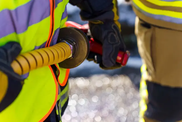 Die Feuerwehr Mannheim ist aktuell wegen zwei Bränden gleichzeitig auf der Friesenheimer Insel im Einsatz. | Foto: Kim Rileit