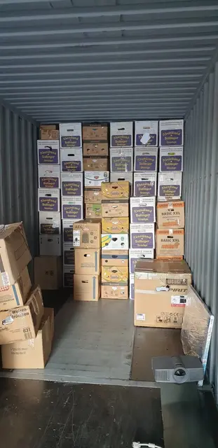 Container beladen auf dem Gelände der Remondis mit Unterstützung von Spedition Abendland | Foto: Andrea Sprengart