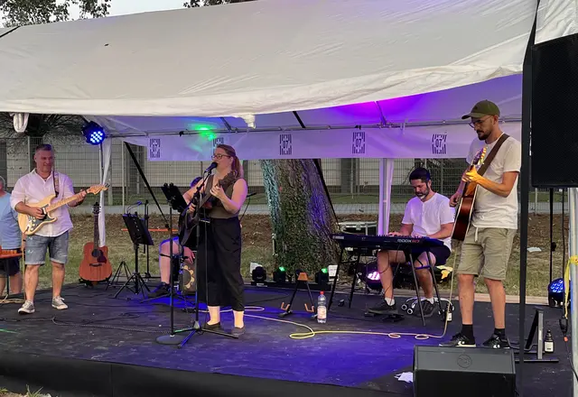 Gute Stimmung Dank der Band LAVI | Foto: Aljoscha Kertesz