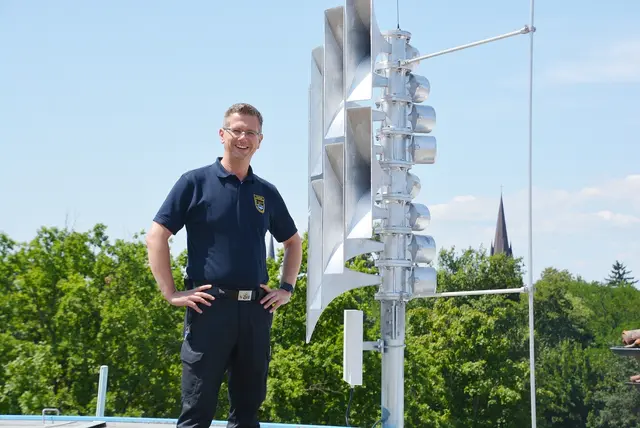 Am Warntag sind in vielen Orten im Kreis Germersheim Sirenentöne und Durchsagen zu hören, obwohl keine Gefahr besteht. Brand- und Katastrophenschutzinspekteur, Christian Betzel, ist auf diesem Foto neben der Sirenenanlage auf dem Dach der Realschule plus in Bellheim zu sehen. | Foto: Kreisverwaltung Germersheim