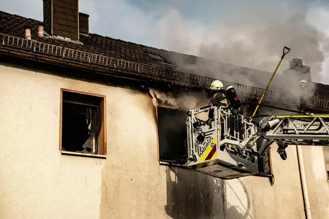 Einsatzkräfte mussten die Bewohner bei einem Brand in einem Mehrfamilienhaus in Birkenfeld evakuieren. | Foto: Christian Schulz/Foto Hosser/dpa
