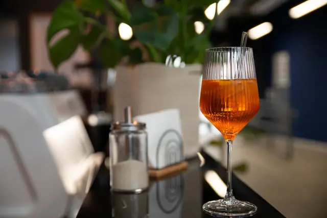 Sommerliche Drinks und Musik erwarten die Besucher beim Apéro-Treff im Café Luma in Kaiserslautern. Der Apéro-Treff ist Teil des Jubiläumsprogramms zum 750. Geburtstag von Kaiserslautern | Foto: 42kaiserslautern/gratis