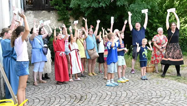 Die Ausstellung mit den Werken der Kinder ist eröffnet. | Foto: Andrea Abt