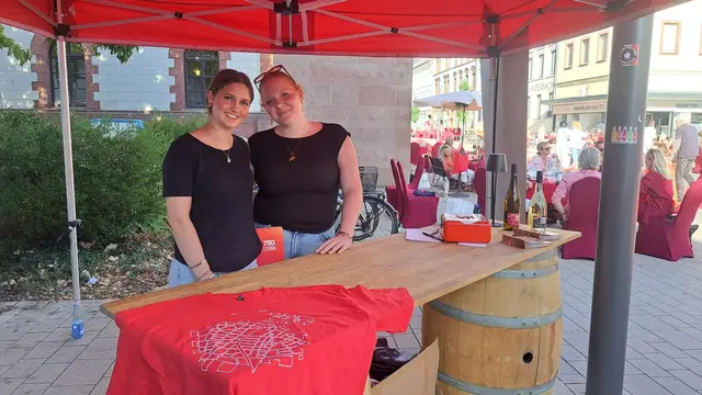 Verkaufen rote Jubiläumsshirts: Ida Mages und Eva Lommel vom Citymanagement | Foto: Monika Klein